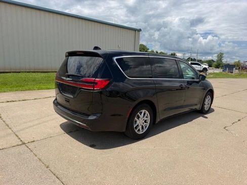 Used 2024 Chrysler Pacifica Touring-L FWD image 3