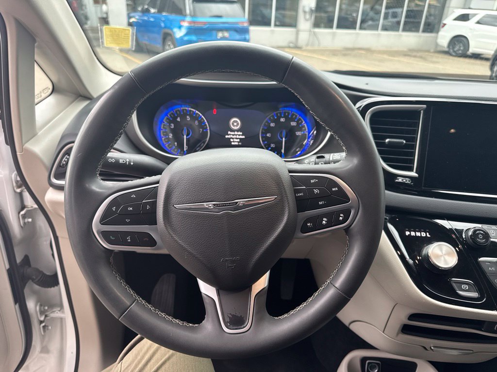 Used 2023 Chrysler Pacifica Touring-L FWD image 12
