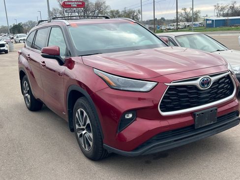 Used 2022 Toyota Highlander XLE image 2