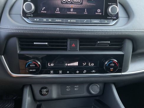 Used 2025 Nissan Rogue SV FWD image 25