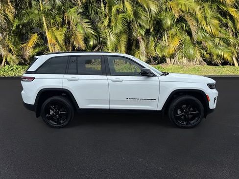 Used 2023 Jeep Grand Cherokee Altitude RWD image 4