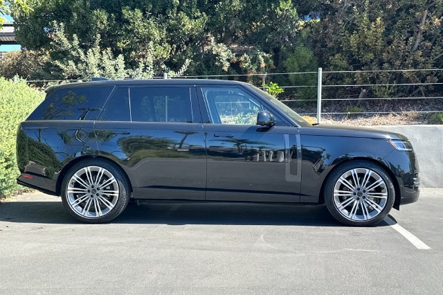 Used 2026 Land Rover Range Rover Long Wheelbase SE AWD/4WD image 6