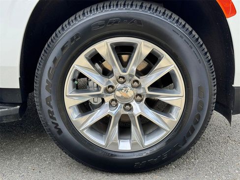 Used 2023 Chevrolet Suburban Premier image 9