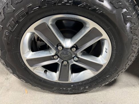 Used 2020 Jeep Wrangler Unlimited Sahara image 41