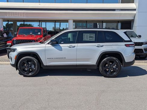 New 2025 Jeep Grand Cherokee Limited w/ Luxury Tech Group II AWD/4WD image 8