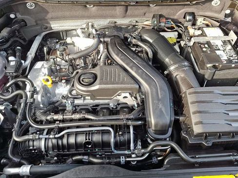 Certified 2025 Volkswagen Taos SE w/ Panoramic Sunroof Package image 28