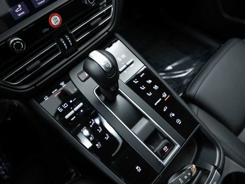 Certified 2026 Porsche Macan AWD/4WD image 28