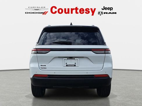 Used 2024 Jeep Grand Cherokee Altitude AWD/4WD image 6