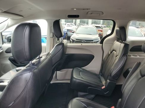 Used 2024 Chrysler Pacifica Touring-L FWD image 9