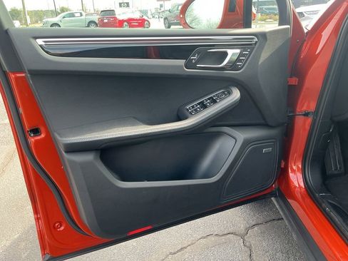 Used 2022 Porsche Macan Base image 9