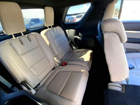 Used 2018 Ford Explorer XLT w/ Equipment Group 202A image 19