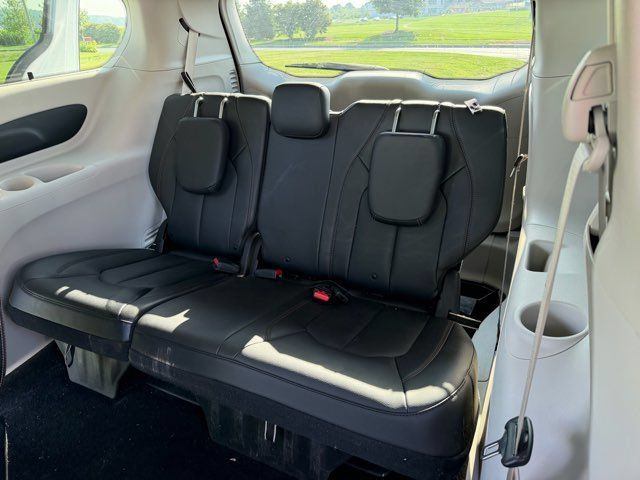 Used 2019 Chrysler Pacifica Touring-L FWD image 18