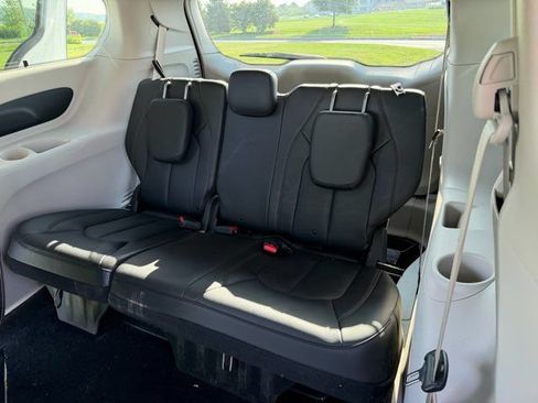 Used 2019 Chrysler Pacifica Touring-L FWD image 18