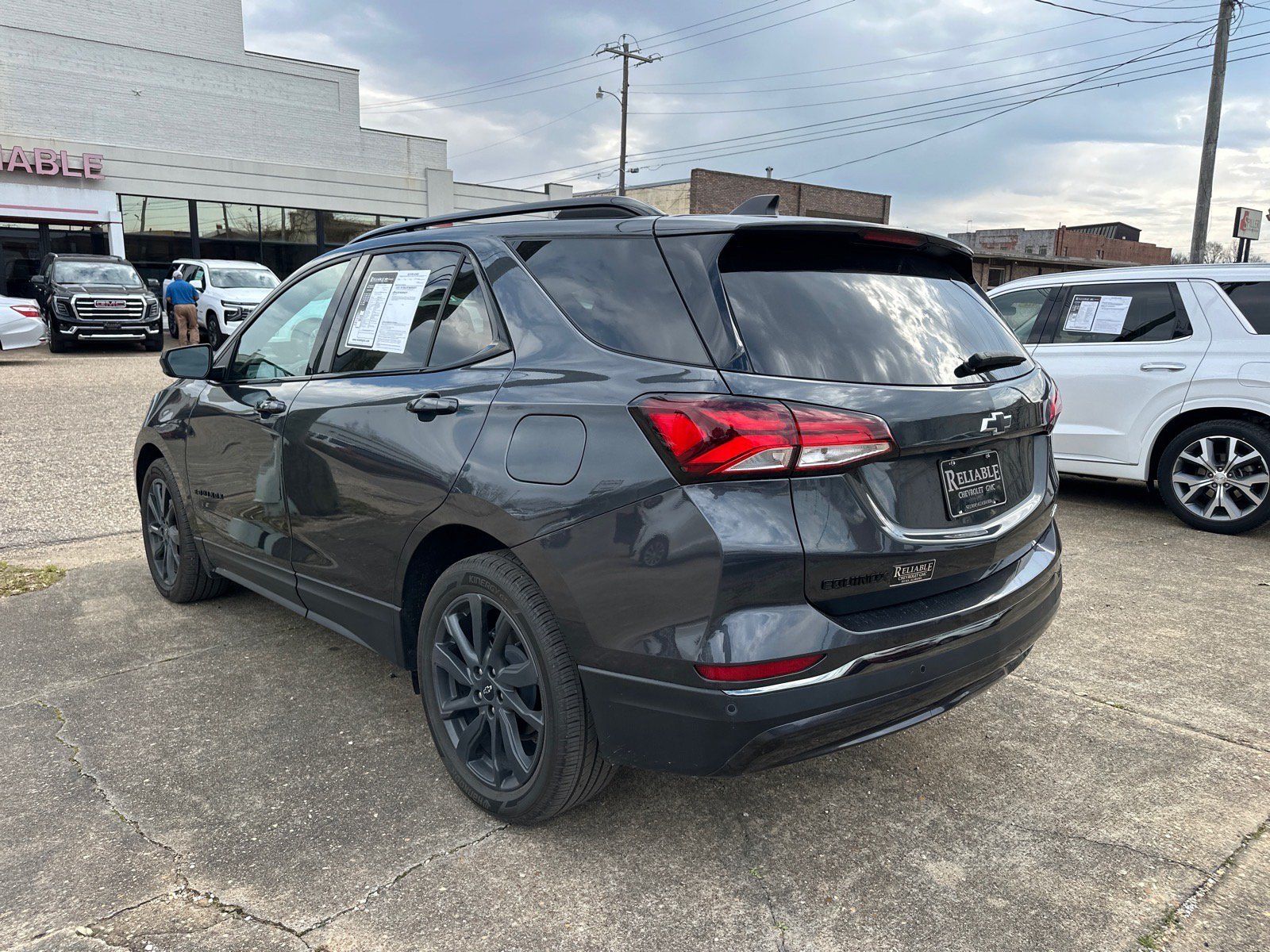 Used 2023 Chevrolet Equinox RS FWD image 4