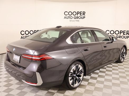 Used 2024 BMW 530i w/ Convenience Package RWD image 22