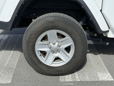 Used 2022 Jeep Gladiator Sport image 11