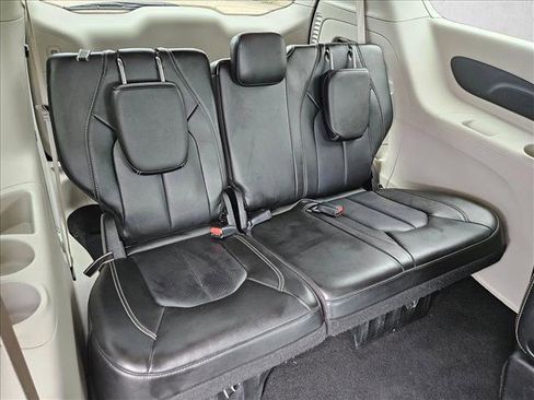 Used 2023 Chrysler Pacifica Touring-L FWD image 18