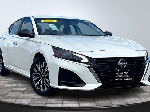 Used 2025 Nissan Altima 2.5 SV FWD image 4