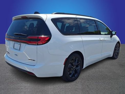 Used 2025 Chrysler Pacifica Limited FWD image 4