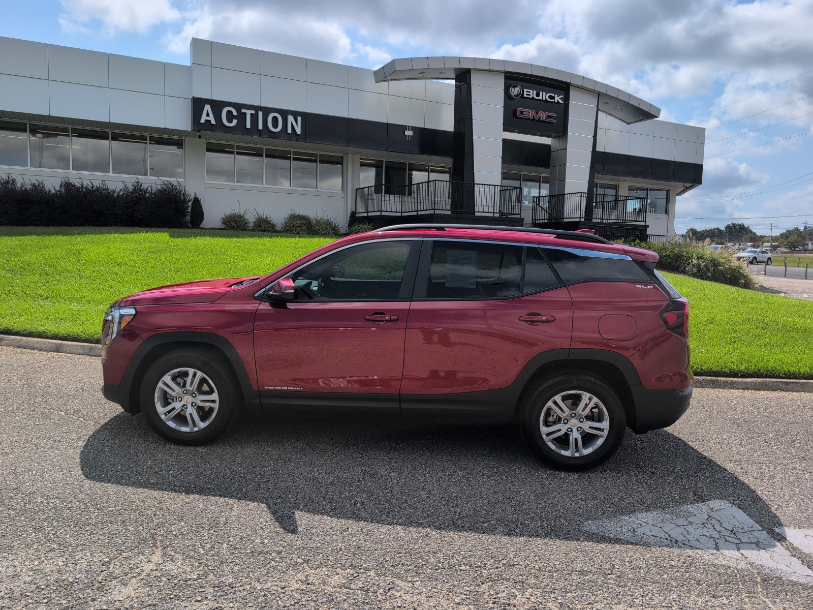 Used 2024 GMC Terrain SLE w/ Driver Convenience Package FWD image 2