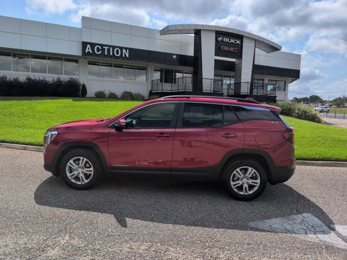 Used 2024 GMC Terrain SLE w/ Driver Convenience Package FWD image 2