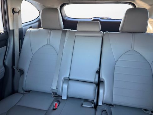 Used 2021 Toyota Highlander XLE image 14