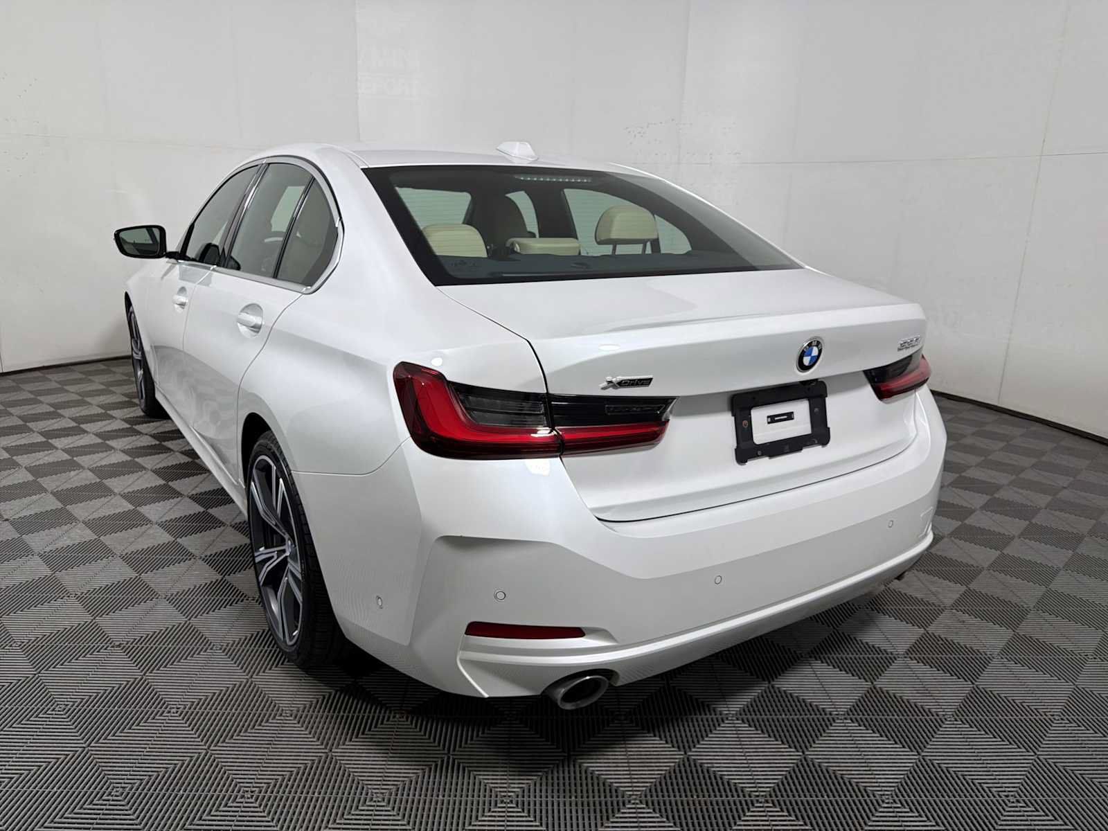 Used 2024 BMW 330i xDrive Sedan w/ Convenience Package AWD/4WD image 5