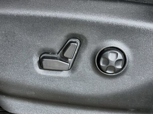 Used 2023 Chrysler Pacifica Touring-L FWD image 14