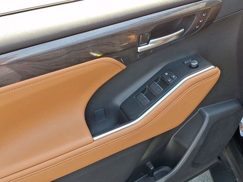 Used 2025 Toyota Highlander Platinum image 12