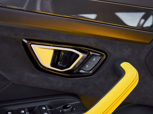 Used 2021 Lamborghini Urus AWD/4WD image 32