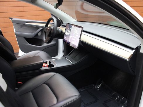 Used 2022 Tesla Model Y Long Range image 22