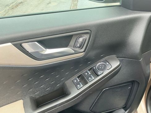 Used 2020 Ford Escape SE image 16