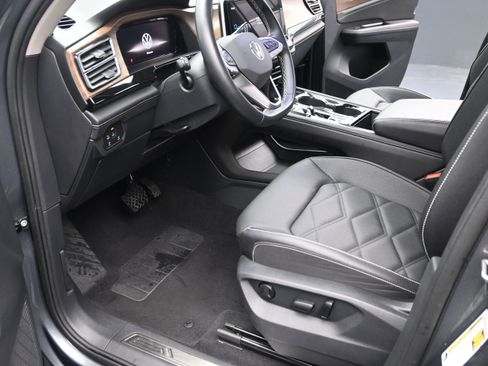 Used 2025 Volkswagen Atlas SE FWD image 12