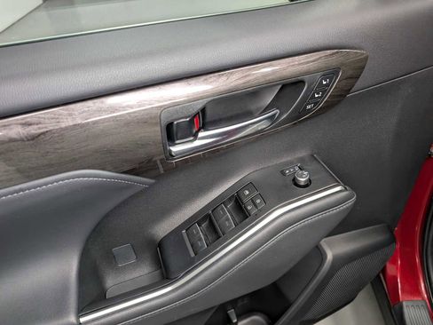 Used 2024 Toyota Highlander Platinum image 36
