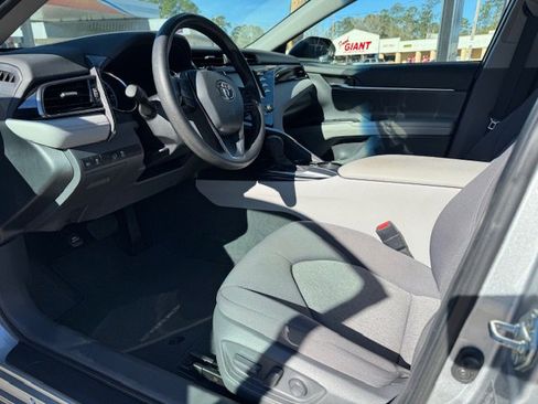 Used 2020 Toyota Camry LE image 9
