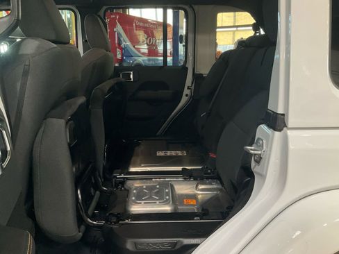 Used 2025 Jeep Wrangler Unlimited Sahara image 30