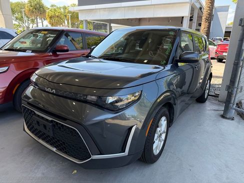 Used 2023 Kia Soul S FWD image 2
