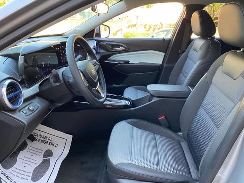 Used 2025 Chevrolet Trax LT w/ Driver Confidence Package image 26