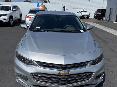 Used 2018 Chevrolet Malibu LT image 2
