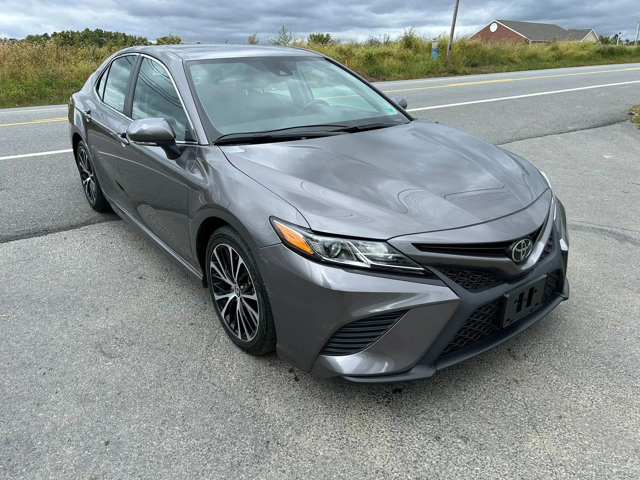 Used 2020 Toyota Camry SE w/ Convenience Package FWD image 3