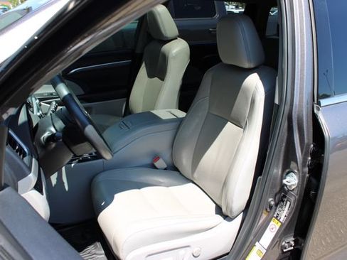 Used 2019 Toyota Highlander Limited AWD/4WD image 14