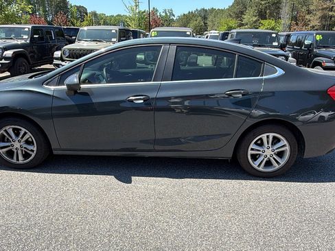 Used 2018 Chevrolet Cruze LT w/ Convenience Package FWD image 11