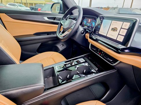 Used 2024 Volkswagen Atlas Cross Sport SEL R-Line image 33