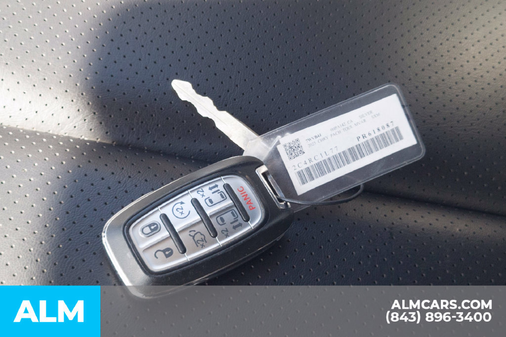 Used 2023 Chrysler Pacifica Touring-L FWD image 15