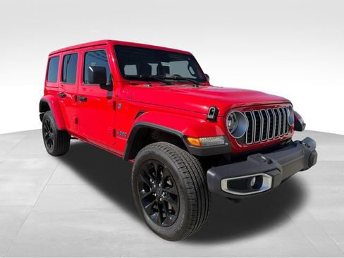Used 2025 Jeep Wrangler Unlimited Sahara w/ Safety Group AWD/4WD image 5