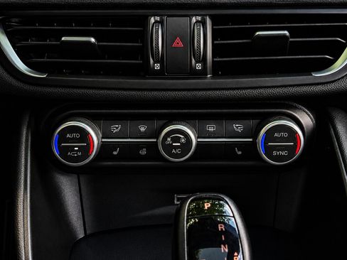 Used 2019 Alfa Romeo Giulia AWD image 19