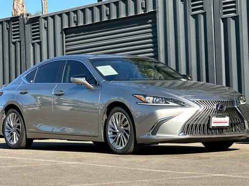 Used 2019 Lexus ES 300h w/ Luxury Package image 10