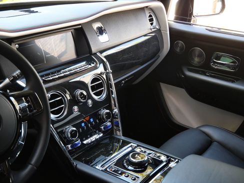 Used 2022 Rolls-Royce Cullinan w/ Cullinan Package AWD/4WD image 29