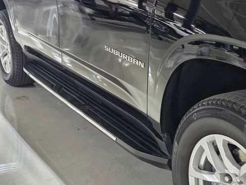 Used 2023 Chevrolet Suburban LT w/ Luxury Package image 11