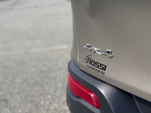 Used 2016 Jeep Cherokee Latitude AWD/4WD image 9